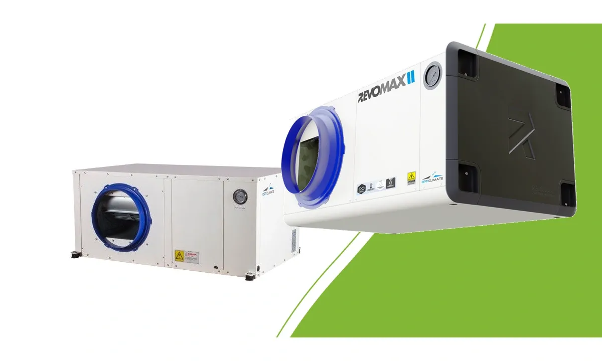 Opticlimate 3500 PRO3 und RevoMax II 10.000 Klimageräte auf grünem Hintergrund
